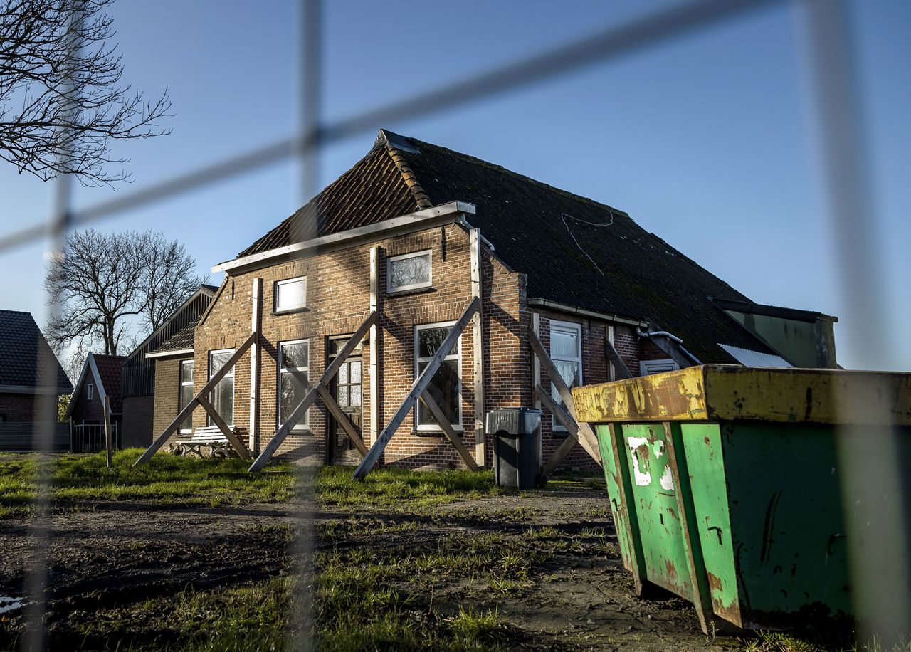 Een gestutte boerderij in het Groningse gebied waar aardgas werd gewonnen.