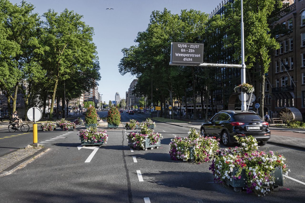 Buurtbewoners zijn lyrisch over de plotse rust in de Weesperstraat, maar de gemeenteraad is kritisch: in de eerste dagen heerste chaos, en ook hulpdiensten ondervonden – tegen de afspraken in – hinder.