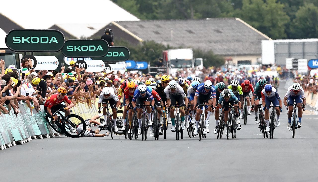 De sprint in Nogaro wordt ontsierd door valpartijen. De Belg Jasper Philipsen wint uiteindelijk, zijn vierde Tourzege op rij in een sprintetappe.