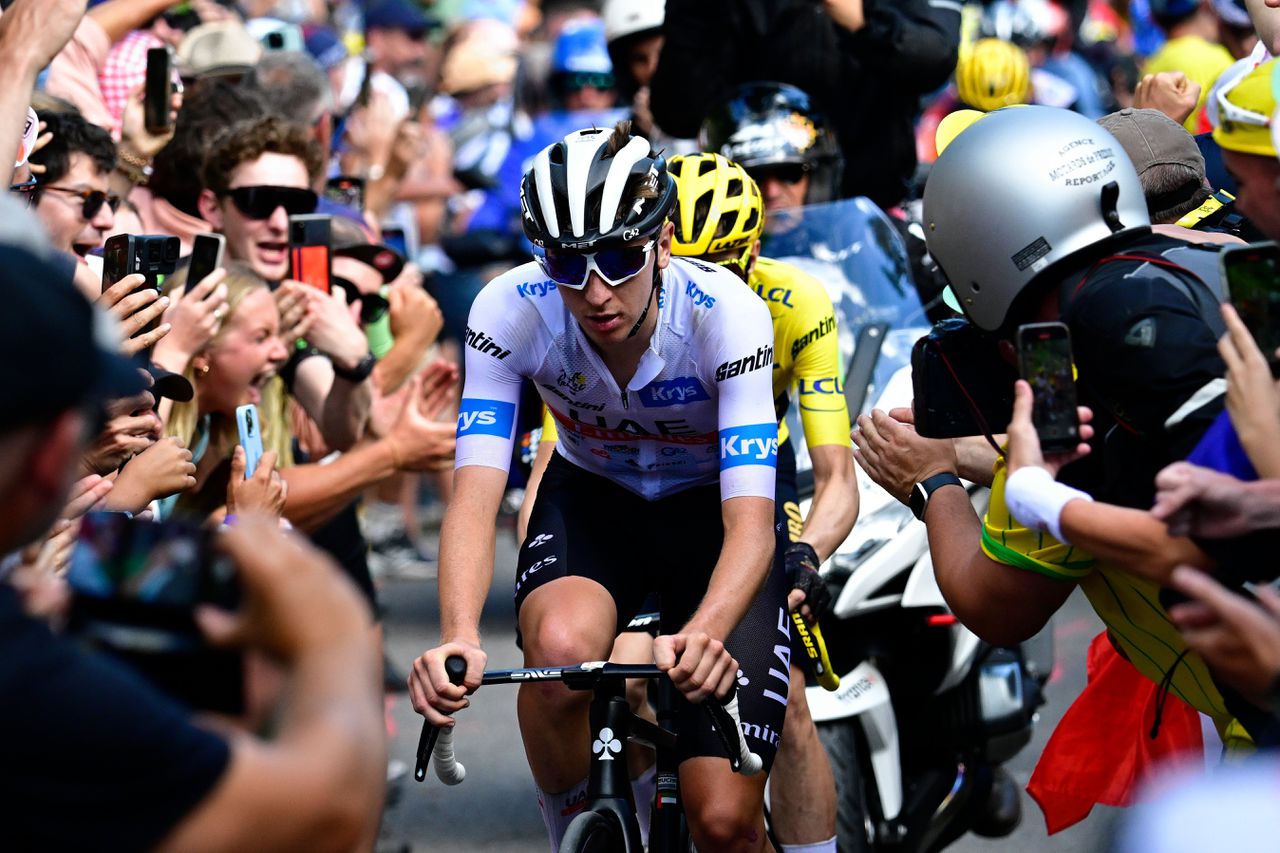 Vingegaard, in de gele trui, en Pogacar tijdens hun klim naar de Col de Joux Plane, in de veertiende etappe van de Tour de France.