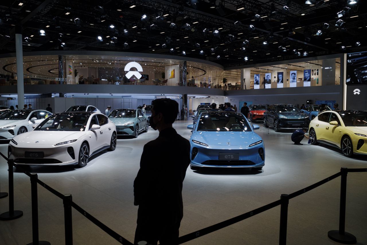 Elektrische auto’s van de Chinese start-up NIO op de autobeurs in Shanghai.