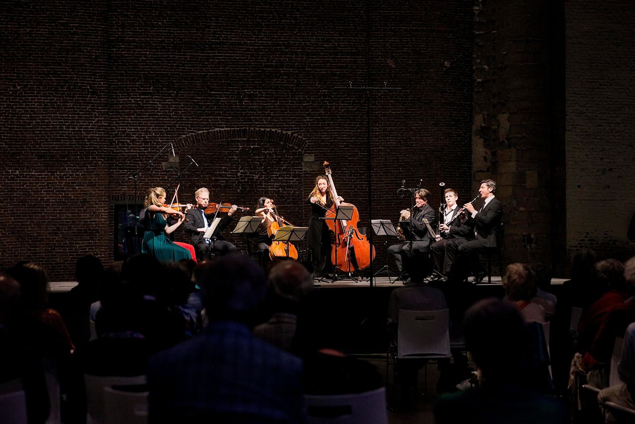 Violiste Lisa Jacobs (links) en musici van het Festival Zeeland Klassiek spelen Schuberts ‘Octet in F’ in de Grote Kerk in Veere, Zeeland.