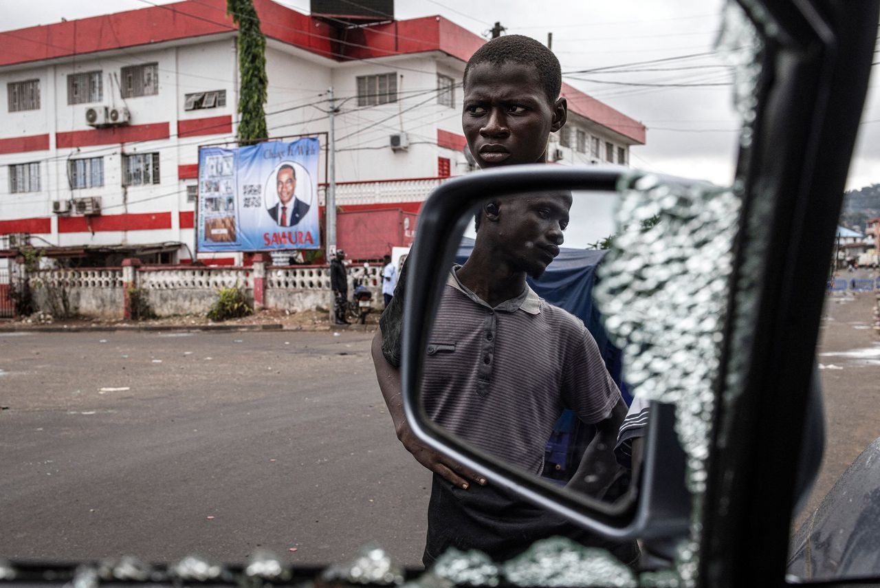 Door Sierra Leones veiligheidsdiensten werden verkiezingswaarnemers ervan beschuldigd dat zij met hun kritiek op de uitslag voor „onnodige spanningen” in het land zouden zorgen.