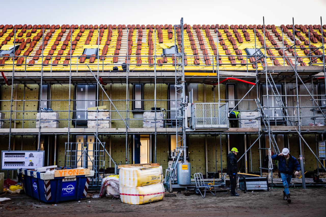 Bouwvakkers aan het werk bij het nieuwbouwproject Park Vijfsluizen in Vlaardingen.