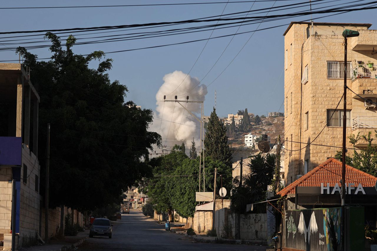 Rook stijgt op uit huizen in een vluchtelingenkamp in de bezette stad Jenin op de Westelijke Jordaanoever.