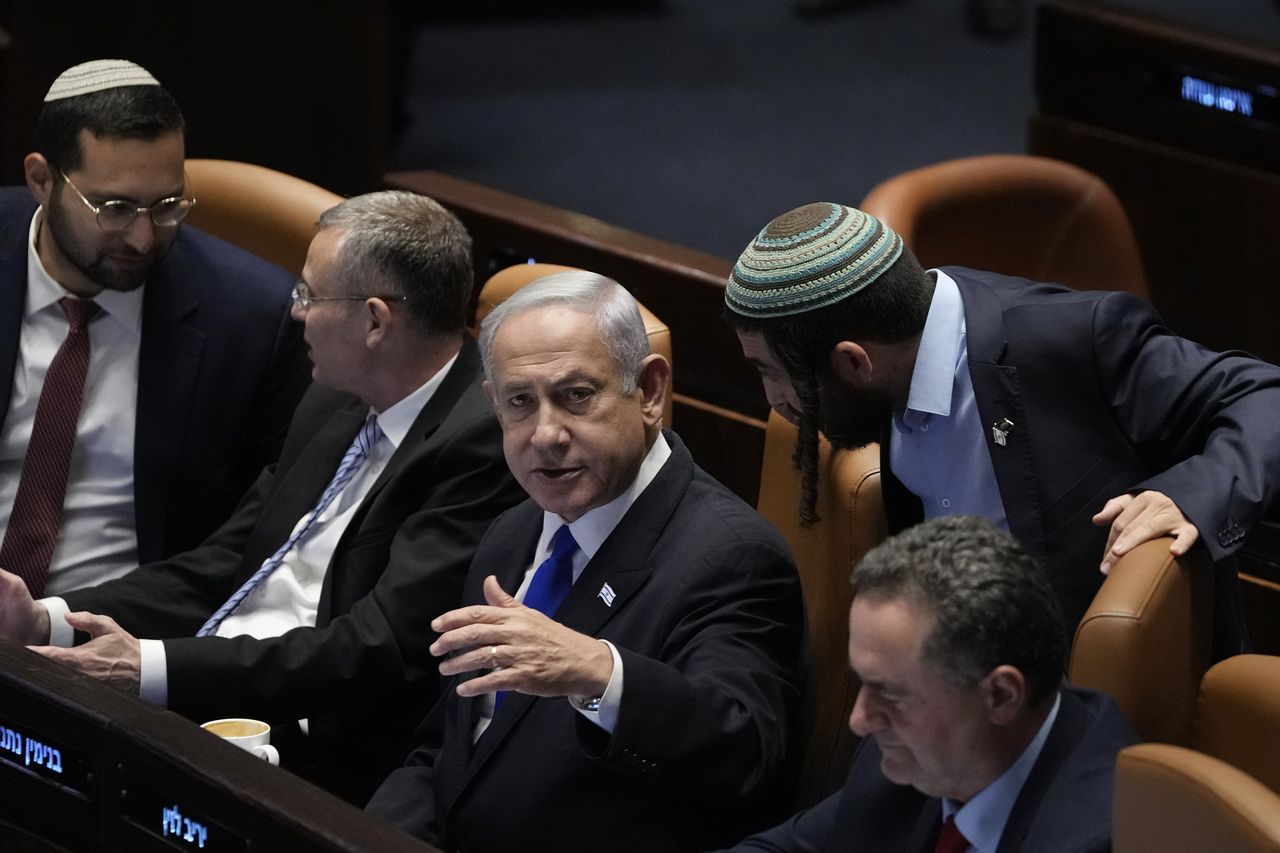 De Israëlische premier Benjamin Netanyahu (midden) maandag in de Knesset in Jeruzalem.