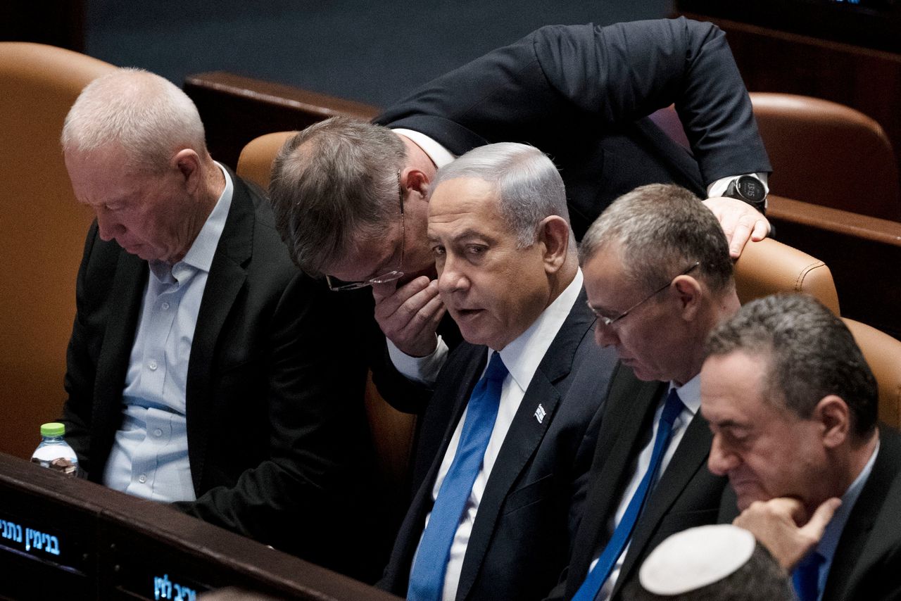 Binnen de coalitie, die geleid wordt door premier Benjamin Netanyahu, was onenigheid ontstaan over hoe radicaal de wet er moest uitzien.