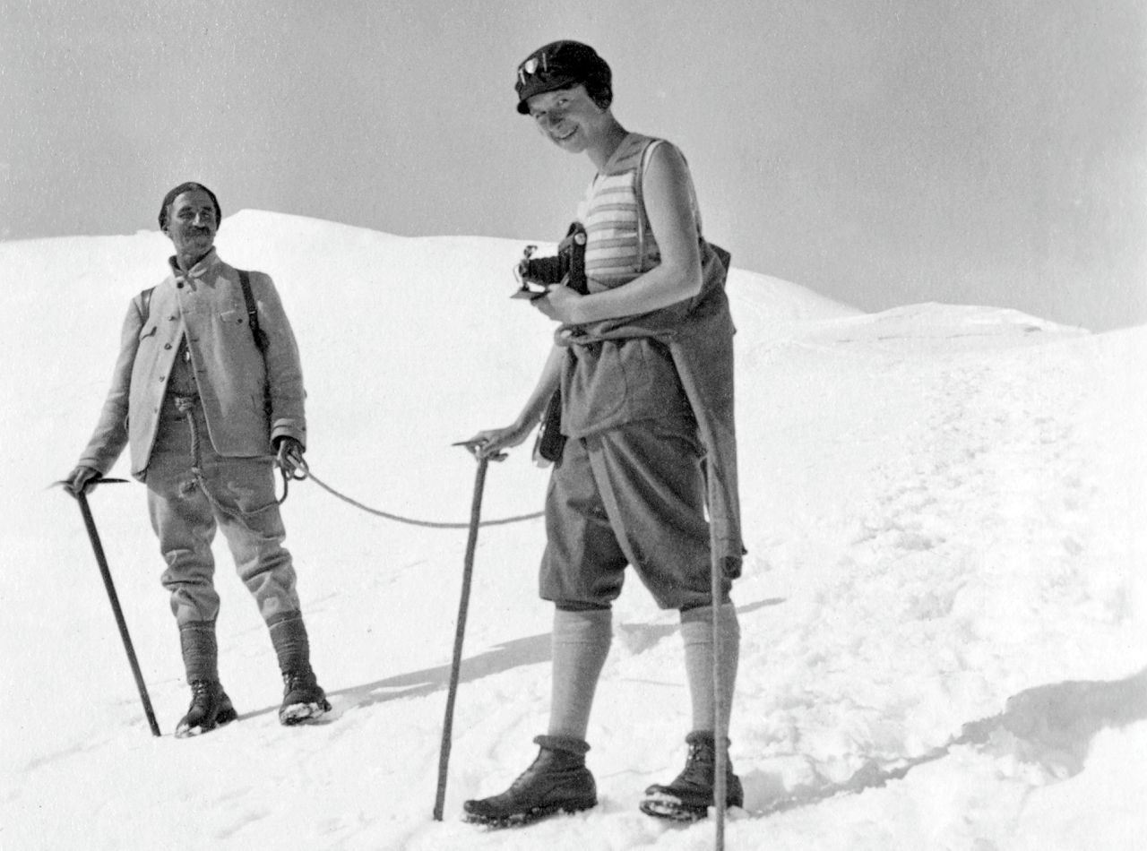 Antonia Pozzimet berggids en haar skileraar Oliviero Gasperi in Madonna di Campiglio in de Dolomieten. Foto uit besproken boek