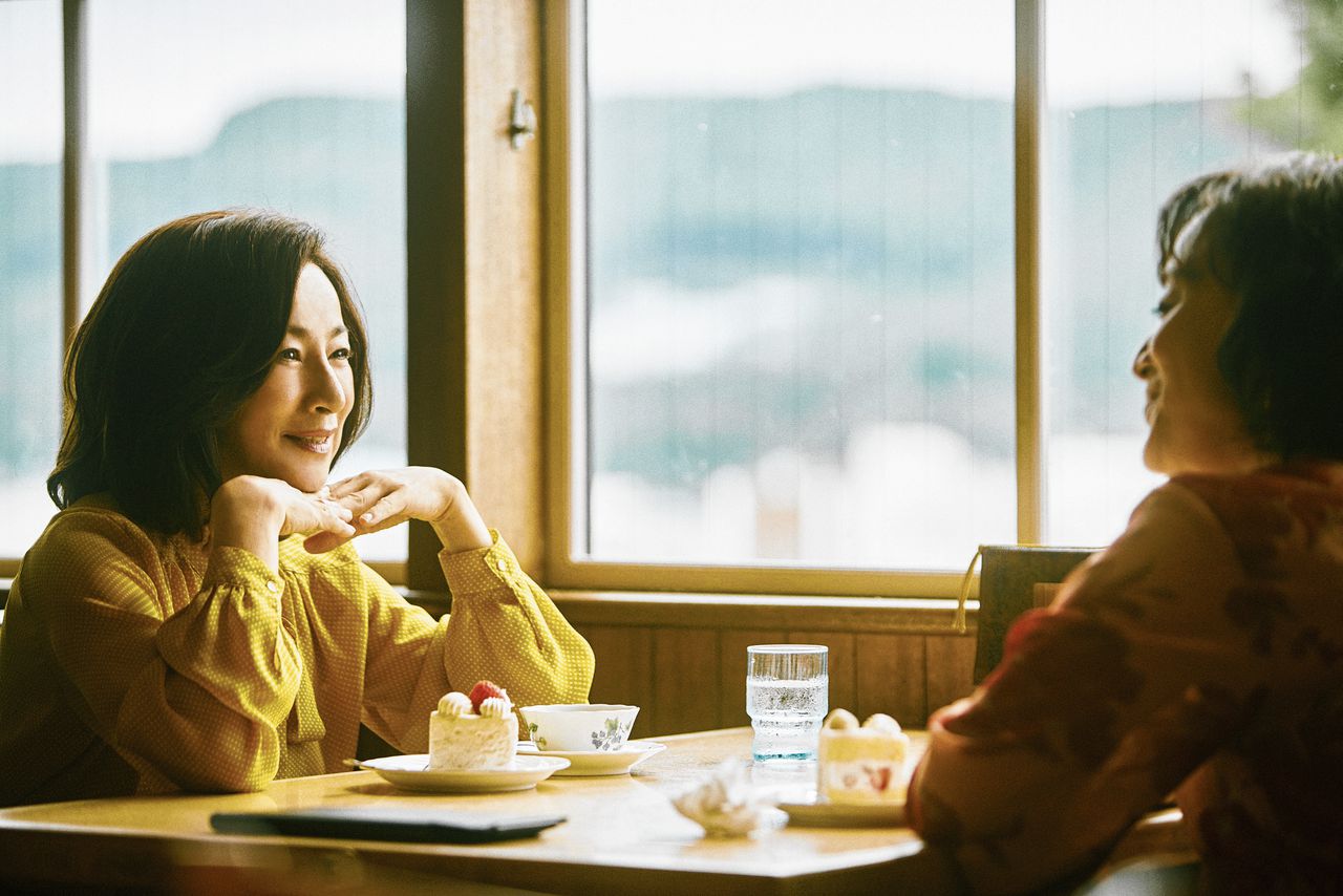 Yuriko (Mieko Harada) raakt langzaam haar persoonlijkheid, herinneringen en ideeën kwijt, in ‘A Hundred Flowers’.