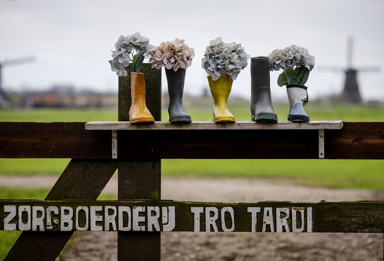 Het toegangshek van zorgboerderij Tro Tardi in Alblasserdam, waar op 6 mei 2022 een dodelijke schietpartij plaatsvond.