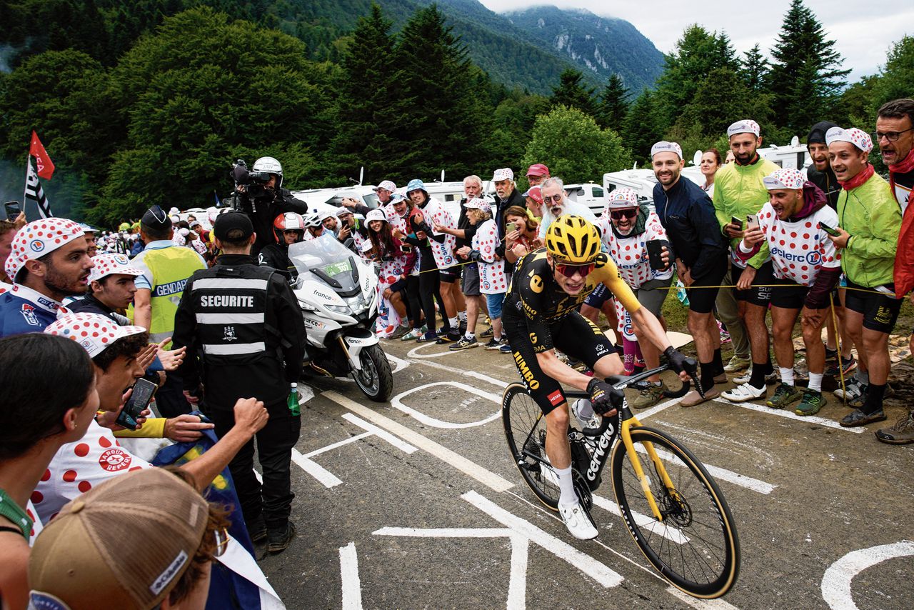 De Deen Jonas is weggereden van de Sloveen Tadej Pogacar op de beklimming van de Marie Blanque in de eerste Pyreneeën-etappe van de Ronde van Frankrijk.