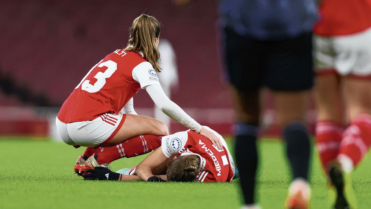 Vivianne Miedema (rechts), topscorer van Oranje, raakte bij haar club Arsenal zwaar geblesseerd aan haar knie.