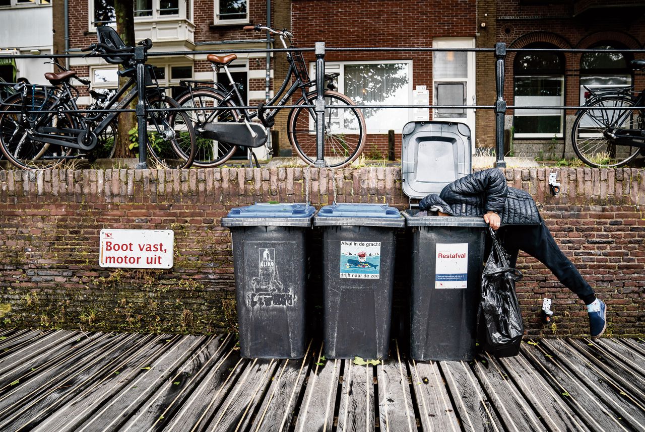 Mohammed, die alleen onherkenbaar in beeld wil, zoekt in het centrum van Utrecht naar blikjes en flesjes. Sinds 1 april dit jaar zit op de meeste blikjes 15 cent statiegeld.