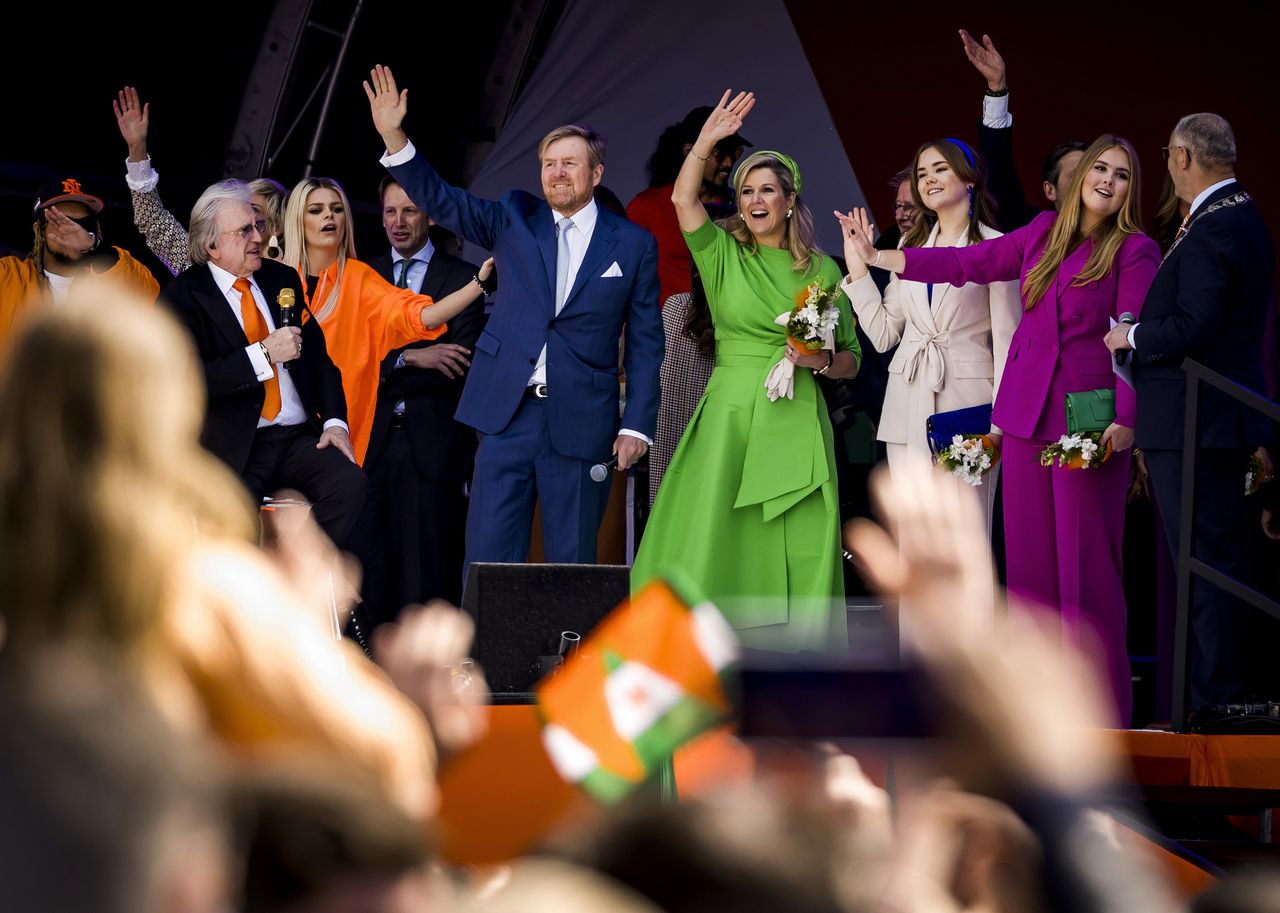 Koning Willem-Alexander, koningin Maxima, prinses Ariane en prinses Amalia tijdens de viering van Koningsdag in Rotterdam.