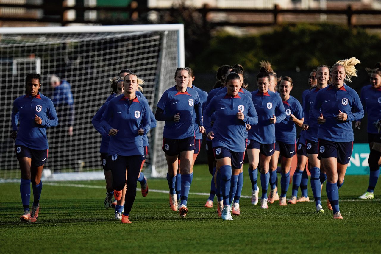 Lang vliegen en een slecht veld: de onhandige standplaats van Oranje op het WK