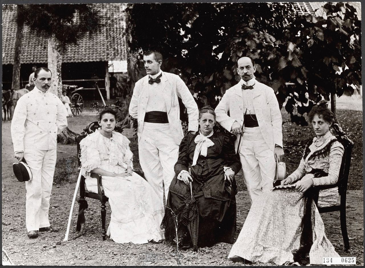 Louis Couperus in 1899 in Indonesië. Rechts zijn vrouw, hijzelf, zijn schoonmoeder, de broer van zijn vrouw, een zuster van zijn vrouw en de man van zijn schoonzuster.