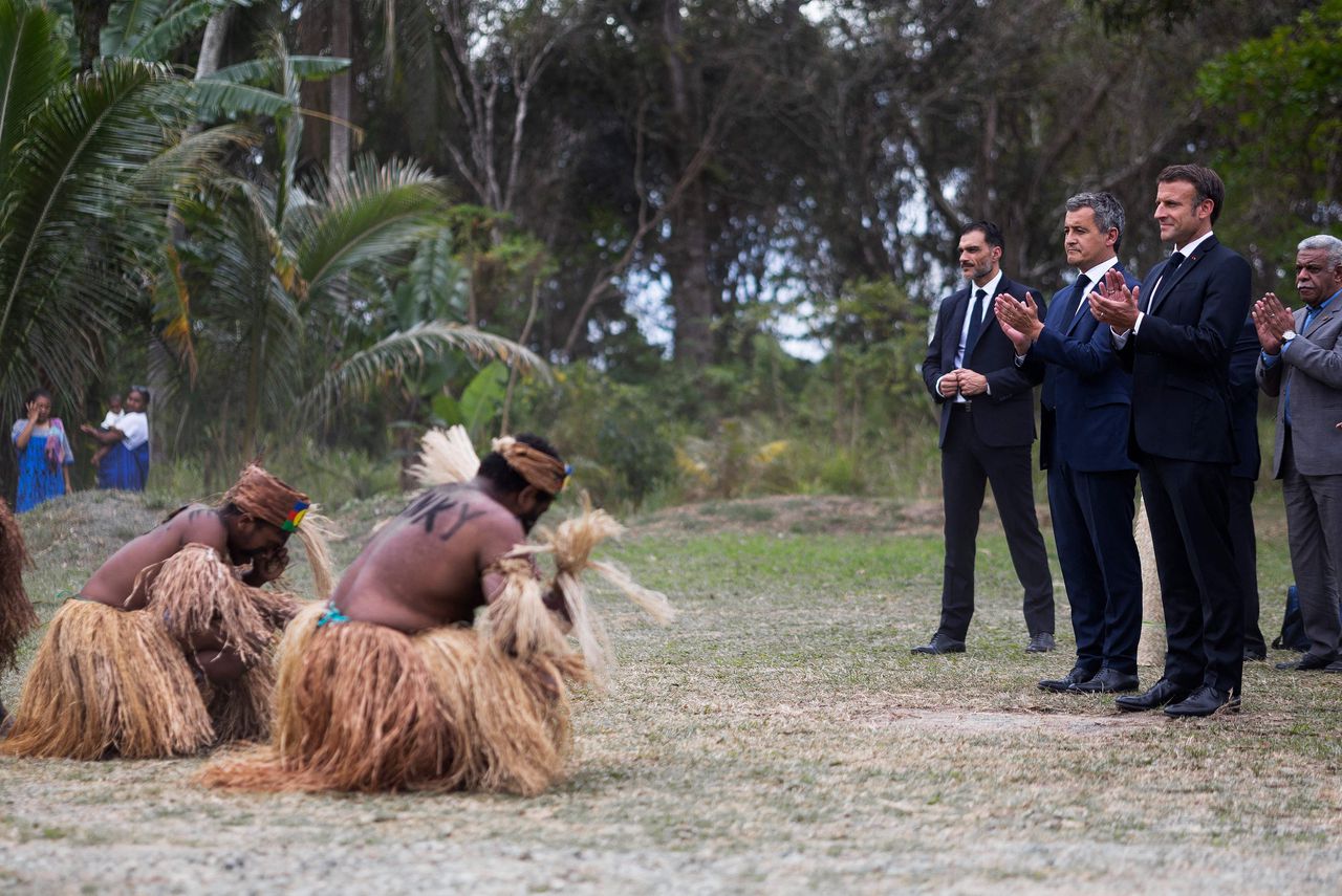 De Franse president Macron bij de uitvoering van een traditionele dans in Nieuw-Caledonië.