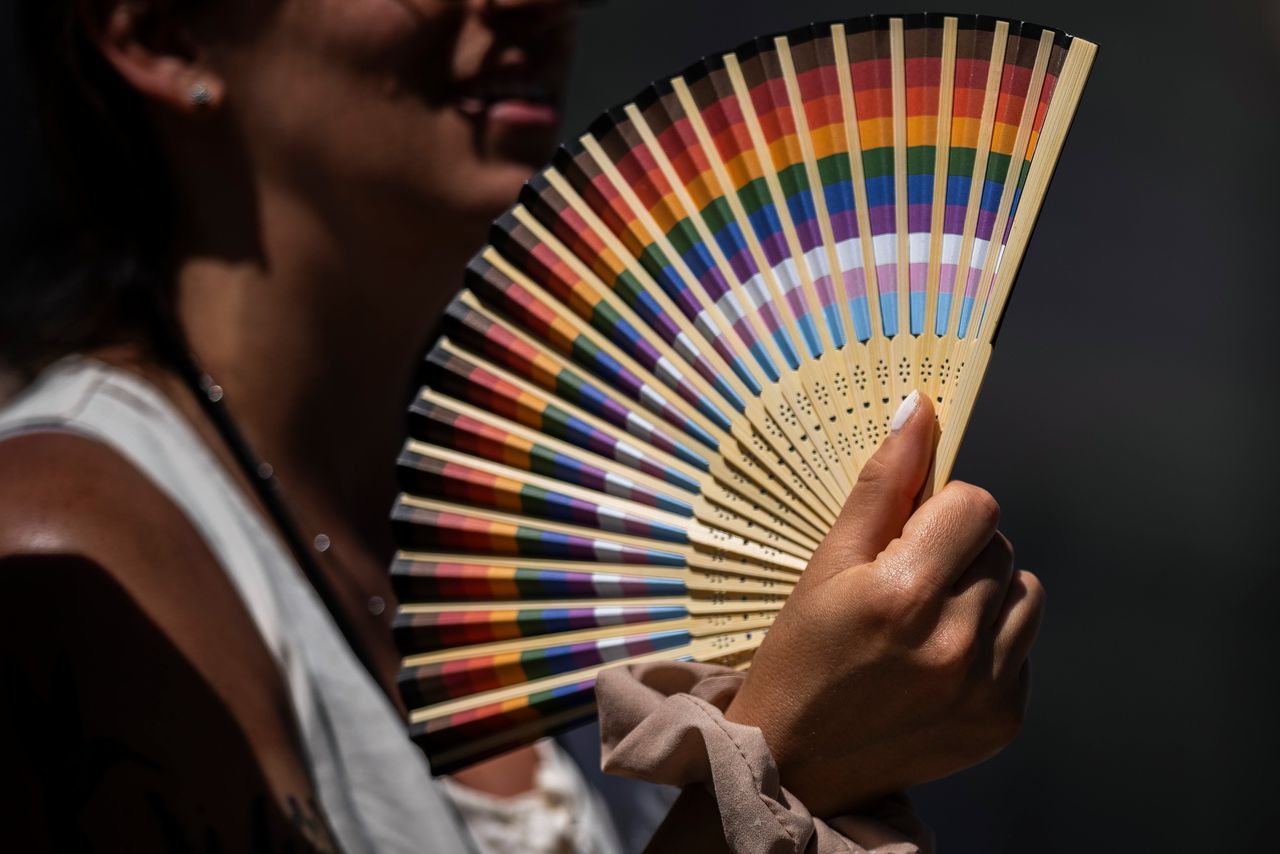 Een vrouw in Madrid wuift zichzelf koelte toe. Afgelopen week steeg de temperatuur in de Spaanse hoofdstad op sommige dagen tot 38 graden. Foto Bernat Armangue/AP