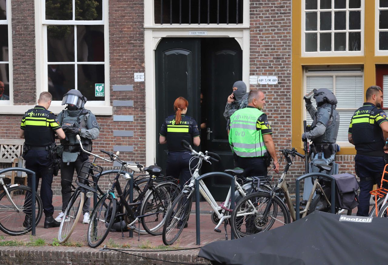 De politie is bezig met een klopjacht naar de verdachte in Leiden.