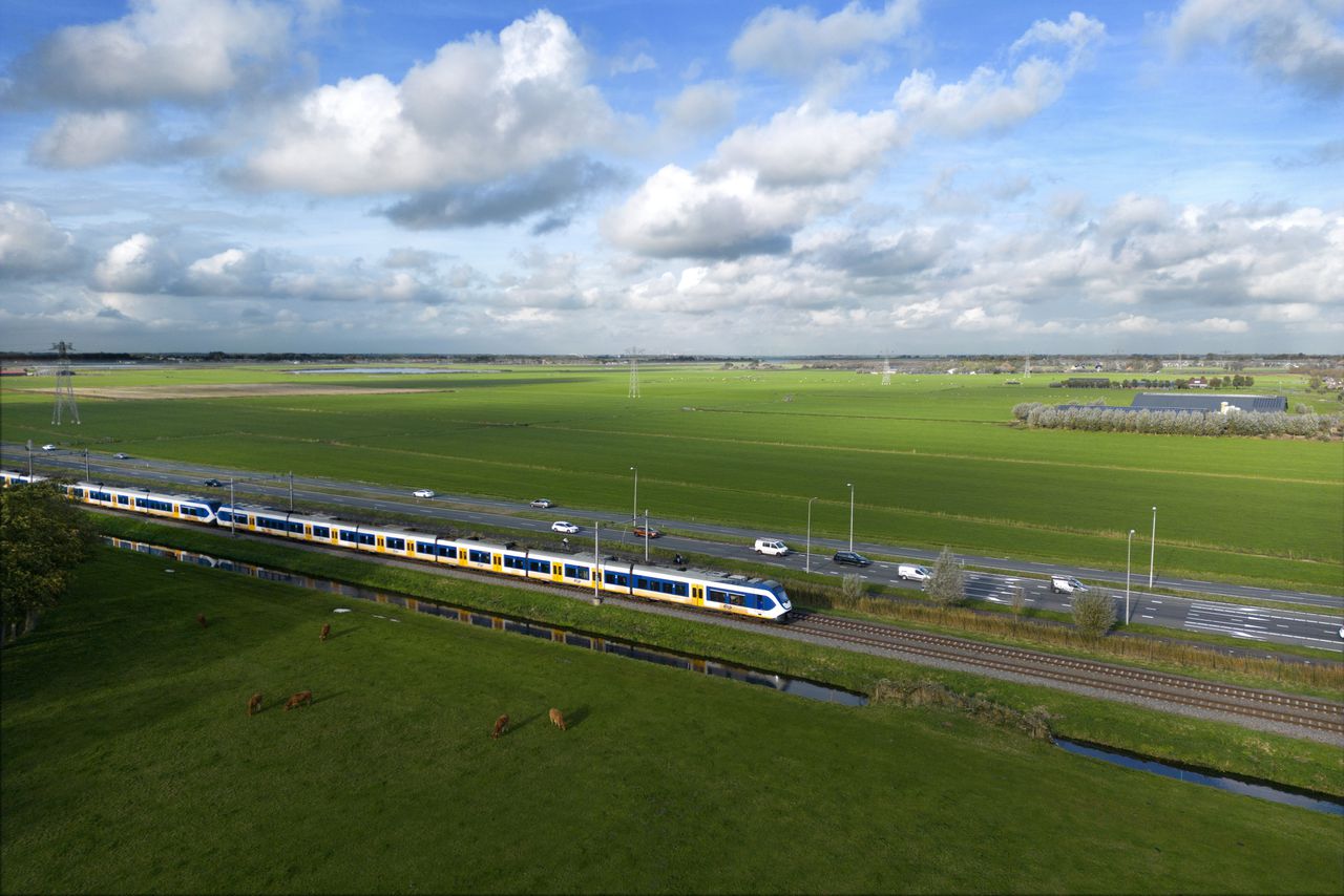 De stroom in de ‘Sprinter Nieuwe Generatie’ was uitgevallen, waardoor de elektrische treeplanken niet werkten. Daardoor kon ProRail de noodtrap nergens aan vastklemmen.