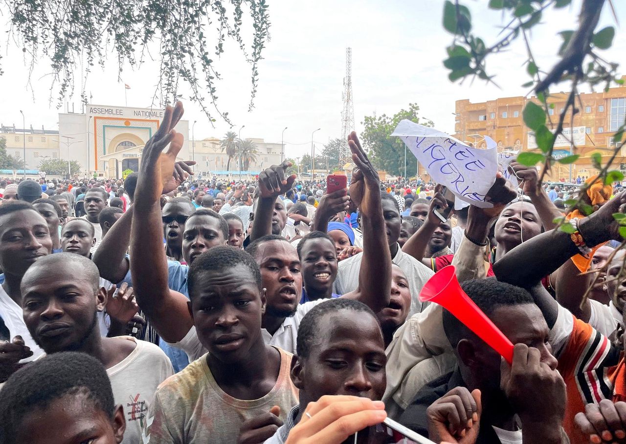 Nigerezen gingen donderdag, de dag na de staatsgreep de straat op in de Nigerese hoofdstad Niamey.