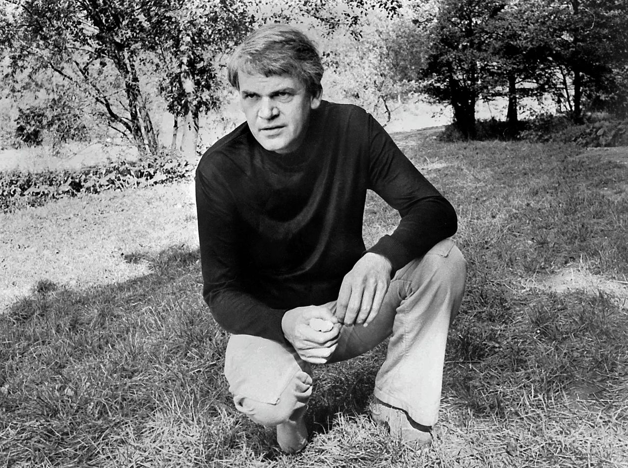 Milan Kundera, geboren in de Tsjechische stad Brno, emigreerde in 1975 nadat hij kritiek had geleverd op het communisme en de Sovjet-invasie van Tsjechoslowakije.