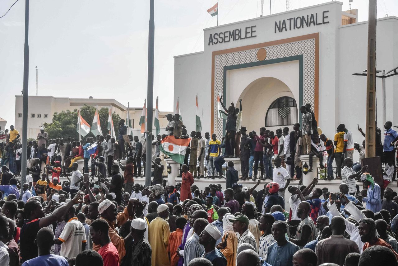 Voorstanders van de coupplegers verzamelden zich zondag voor het parlement in hoofdstad Niamey.