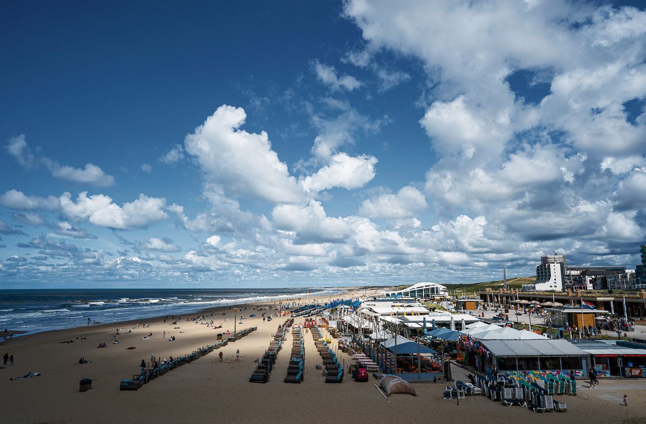 Strandtenten op het Scheveningse strand. Een omwonende: „In coronatijd hebben we gemerkt dat als de strandtenten blijven staan, maar er niets gebeurt, het er snel armoedig uitziet.”