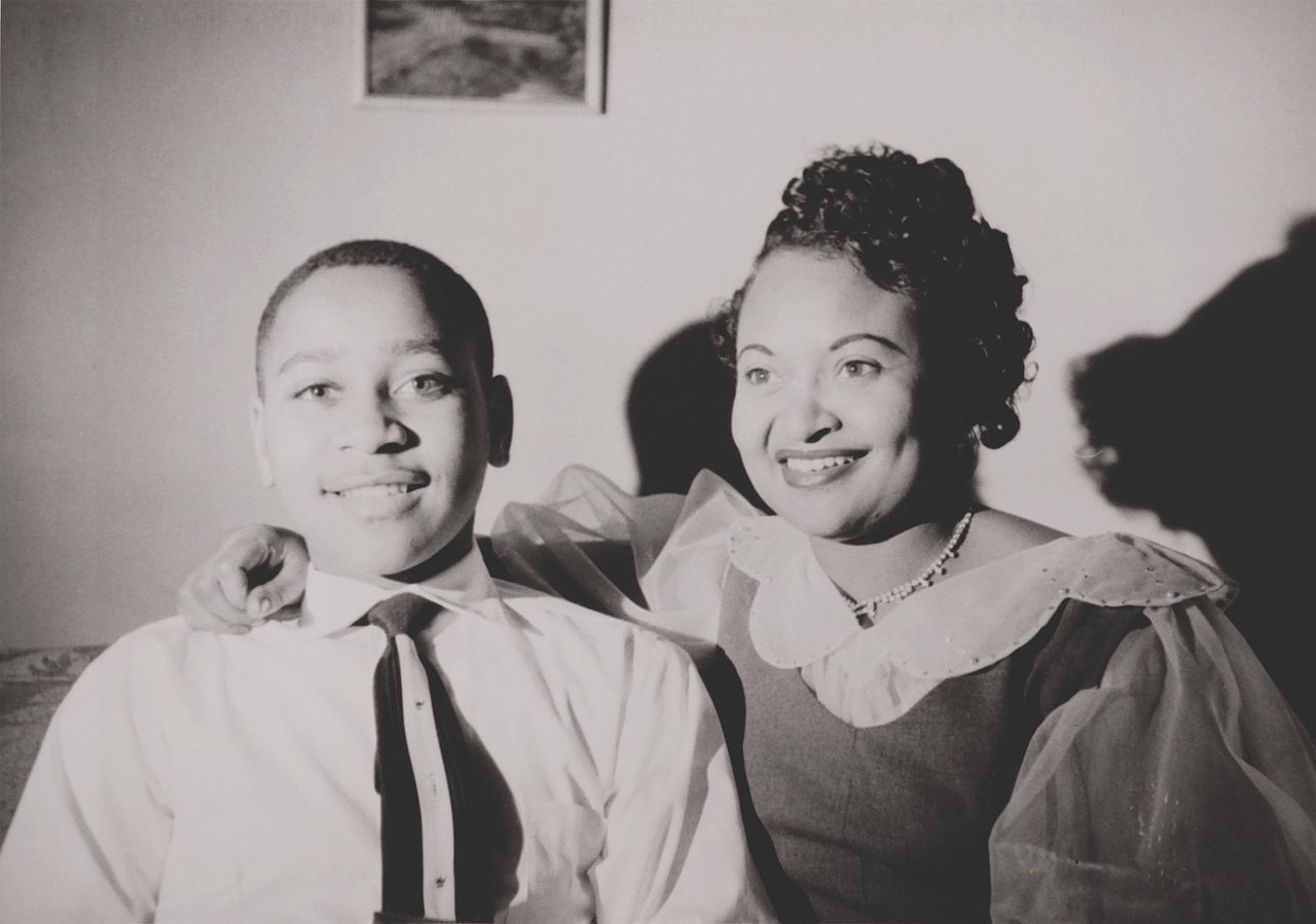 Emmett Till en zijn moeder Mamie, rond 1950.