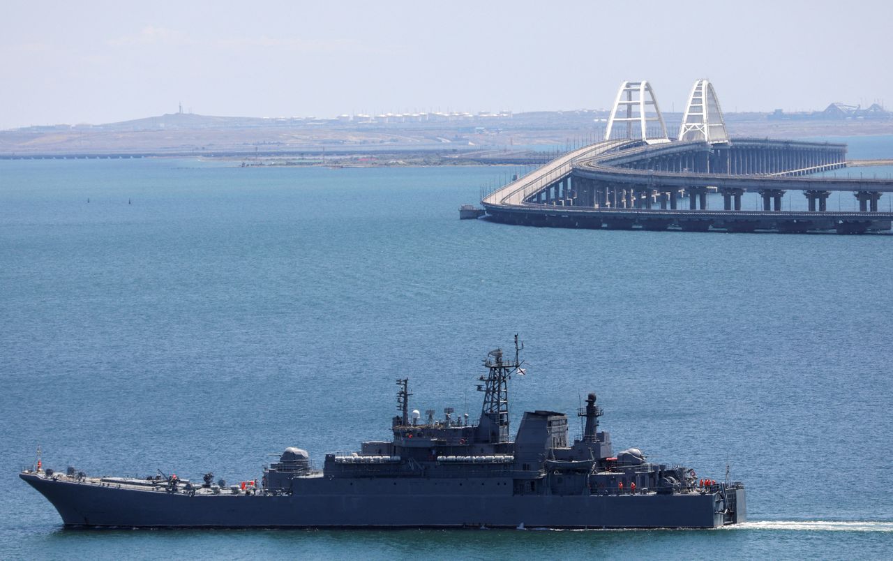 Een Russisch marineschip deze week bij de Krimbrug over de Straat van Kertsj. De brug tussen de Krim en het Russische vasteland werd maandag aangevallen.