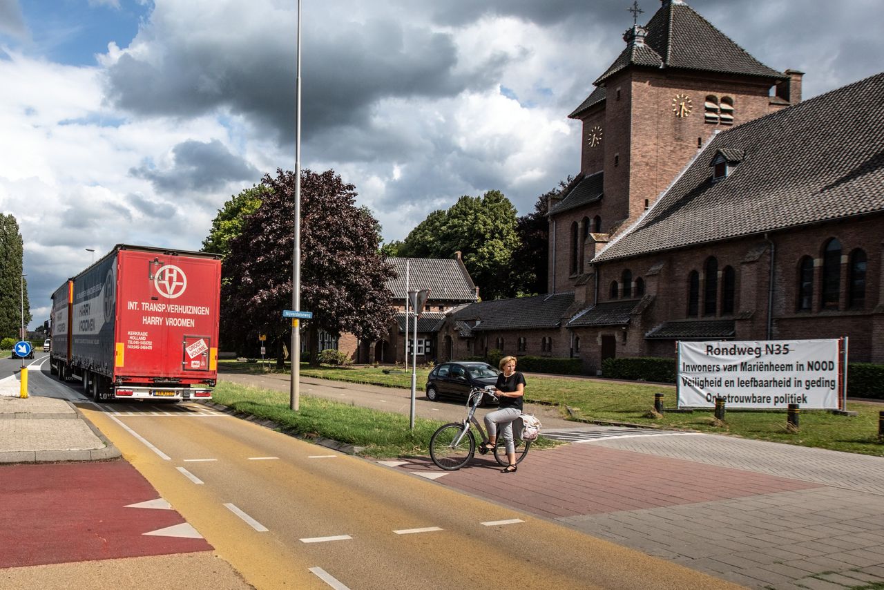 De N35 loopt dwars door de dorpskern in Mariënheem en kruist meerdere oversteekplaatsen voor fietsers. Veel vrachtwagens maken gebruik van de weg.