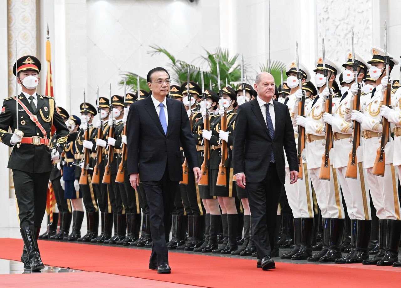 De Duitse bondskanselier Olaf Scholz op bezoek bij de Chinese premier Li Keqiang, november vorig jaar.