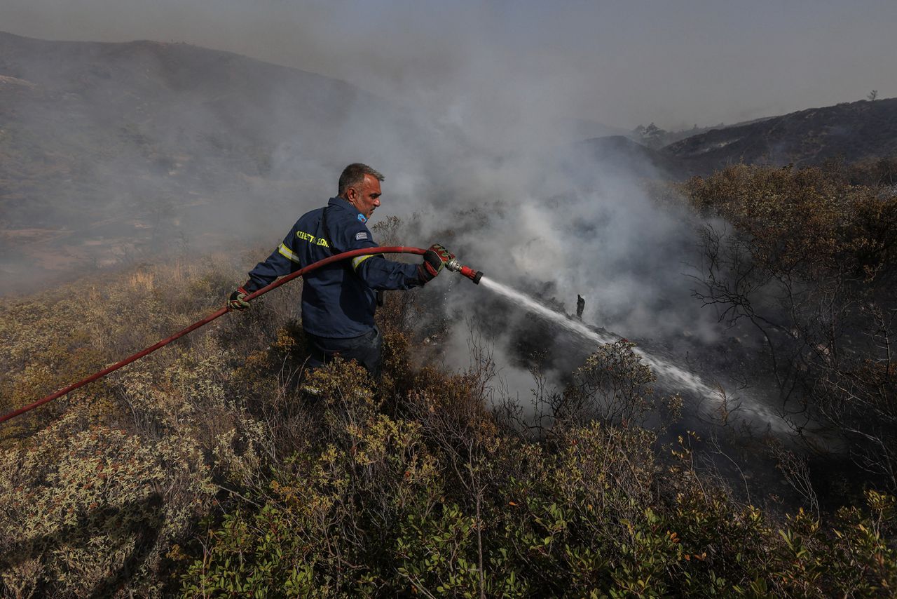 Honderden brandweerlieden zijn nog actief met bluswerk om de branden helemaal te doven.