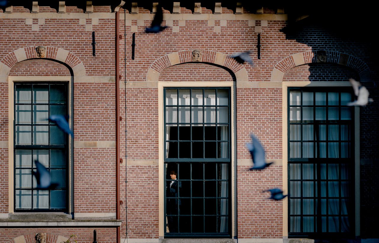 Naar binnen gekeerd en diep verdeeld sleept Den Haag zich naar nieuwe verkiezingen