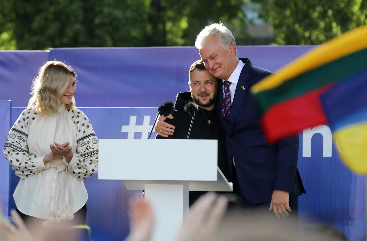 President Nauseda van Litouwen knuffelt president Zelensky na diens toespraak dinsdagavond tot een menigte in Vilnius, tijdens de NAVO-top daar.