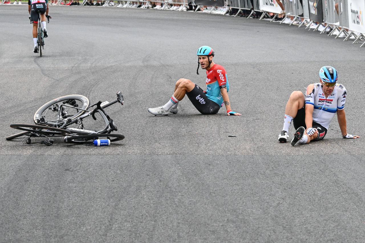 Jakobsen (rechts) na zijn val in de vierde etappe van de Tour.