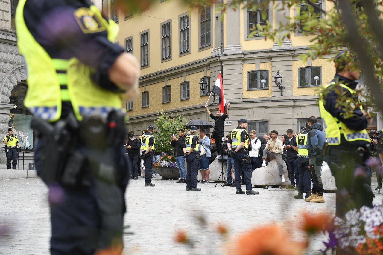 Agenten staan rond de plek in Stockholm waar maandag opnieuw een koran werd verbrand.