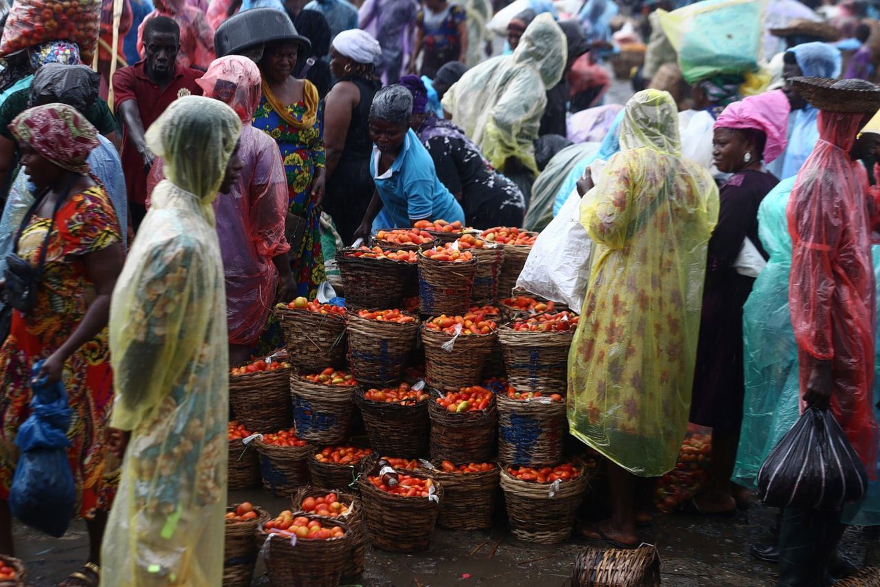 Een markt in de Nigeriaanse stad Lagos. De voedselprijzen in Nigeria zijn flink gestegen.