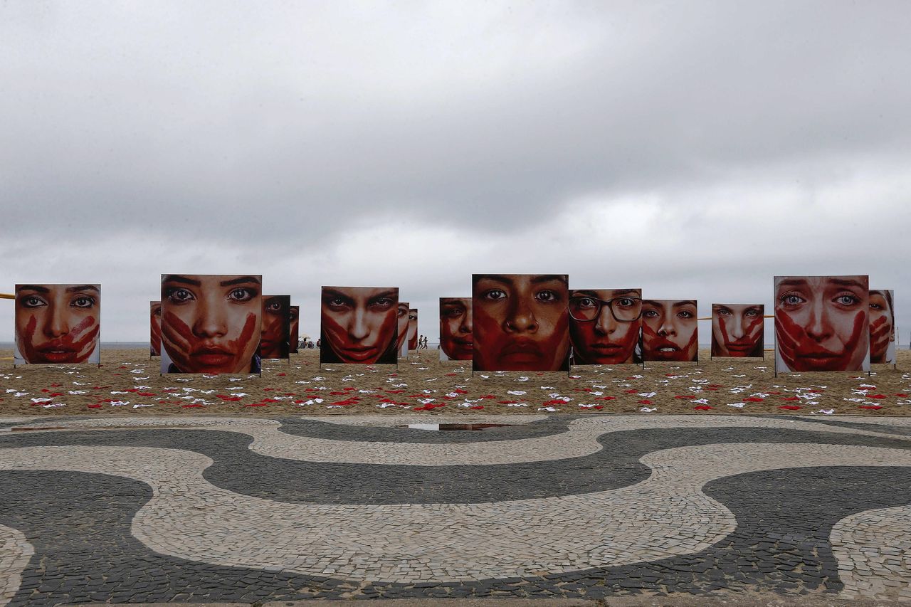 Een installatie in Rio de Janeiro met foto's van modellen die slachtoffers van seksueel misbruik voorstellen. Op de grond liggen 420 onderbroeken die het aantal vrouwen dat in 2016 elke 72 uur verkracht werd te vertegenwoordigen.