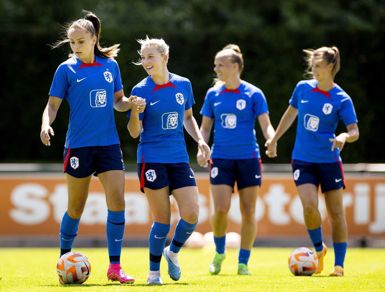 Lieke Martens en Jackie Groenen tijdens een trainingssessie van het Nederlands vrouwenelftal in de voorbereiding van het WK.