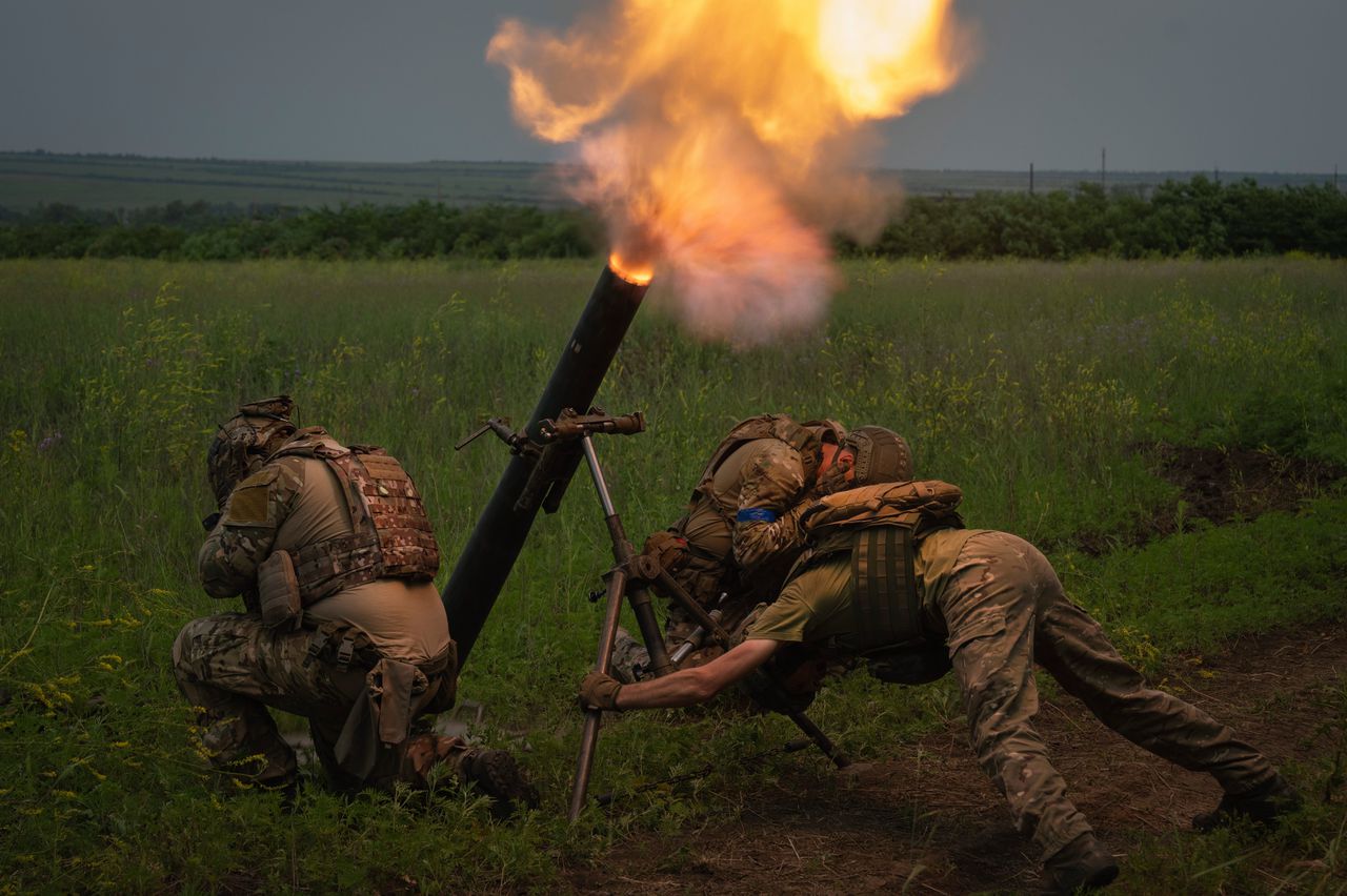 Oekraïense soldaten vuren op Russische posities in de regio Zaporizja.