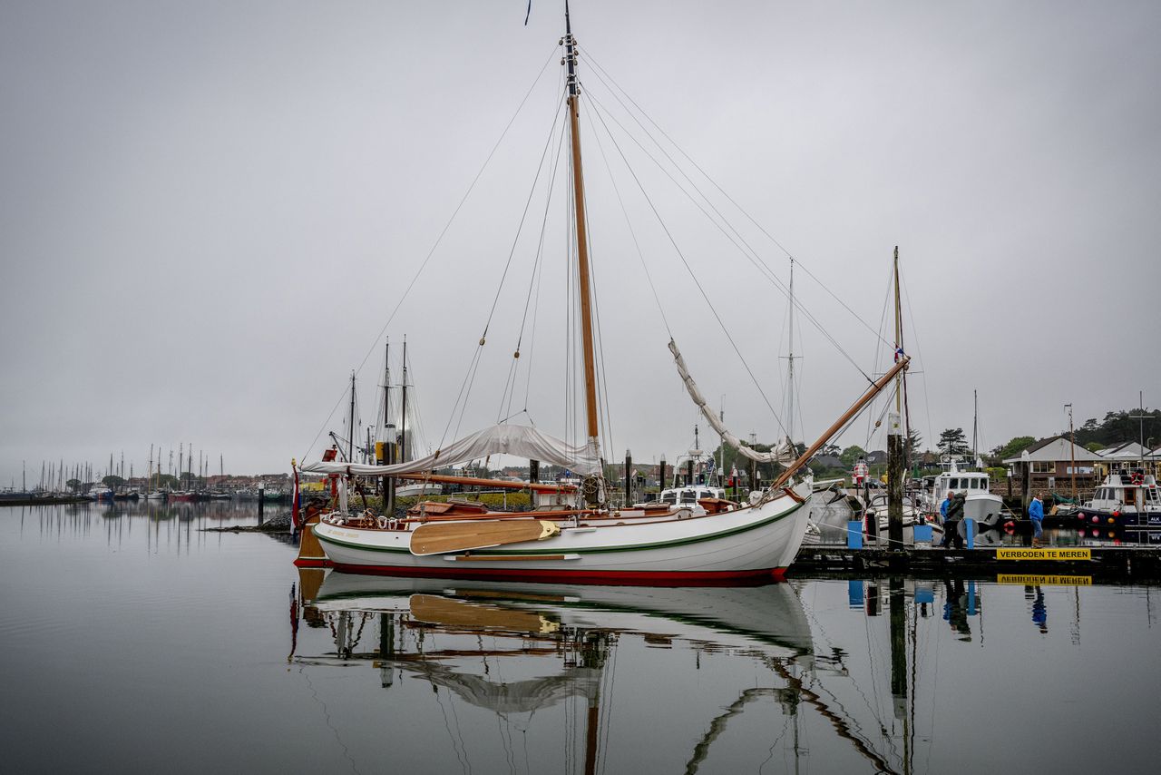 De Groene Draeck, de zeilboot van Prinses Beatrix, in de haven van Terschelling. Bij de renovatie van het schip zou omstreden teakhout uit Myanmar zijn gebruikt.