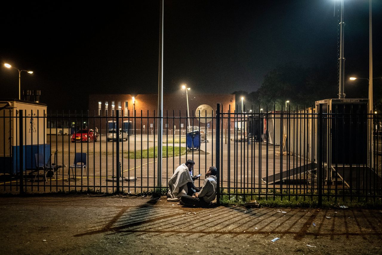 Buiten de poorten van aanmeldcentrum Ter Apel bivakkeren mensen. Het gebrek aan opvangplaatsen was vorig jaar een van de tekenen van de asielcrisis.