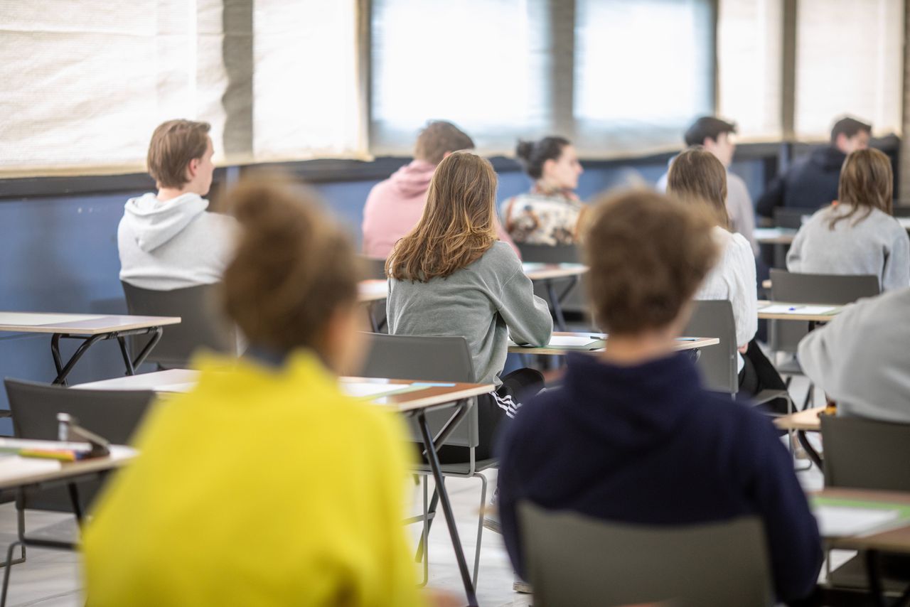 Eindexamen op een middelbare school.