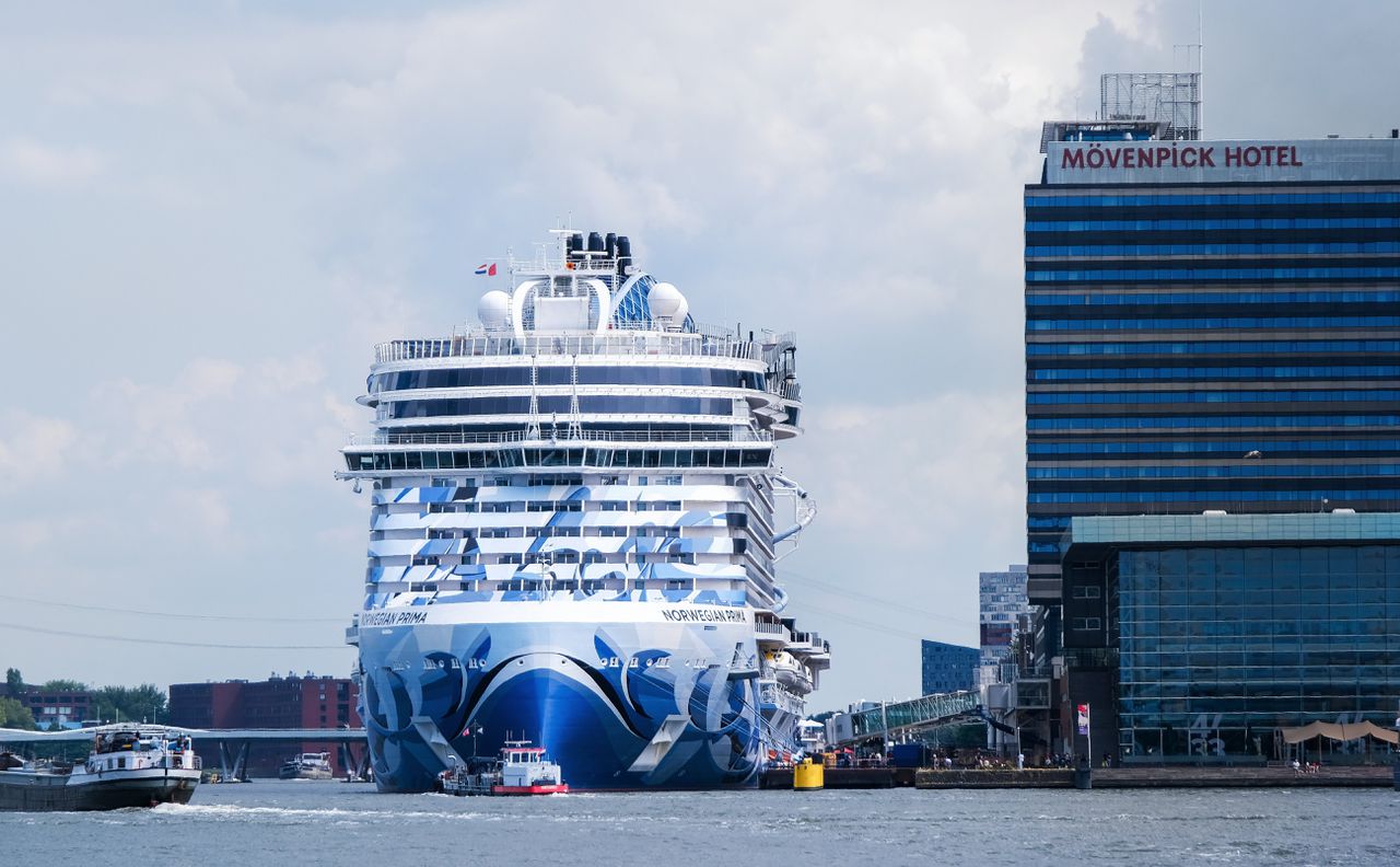 Cruiseschip bij de Passagiersterminal Amsterdam (PTA)