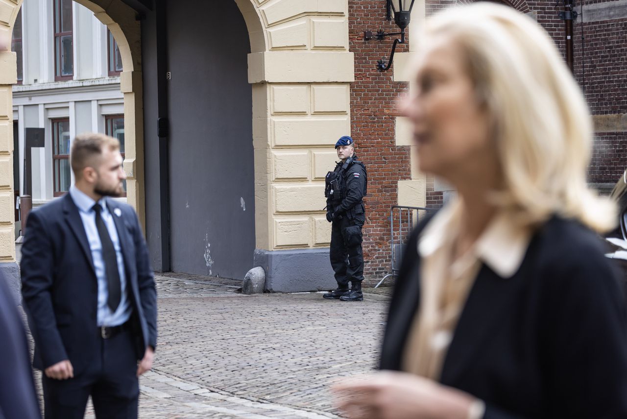 D66-leider Sigrid Kaag, vice-premier en demissionair minister van Financiën, bij aankomst op het Binnenhof.