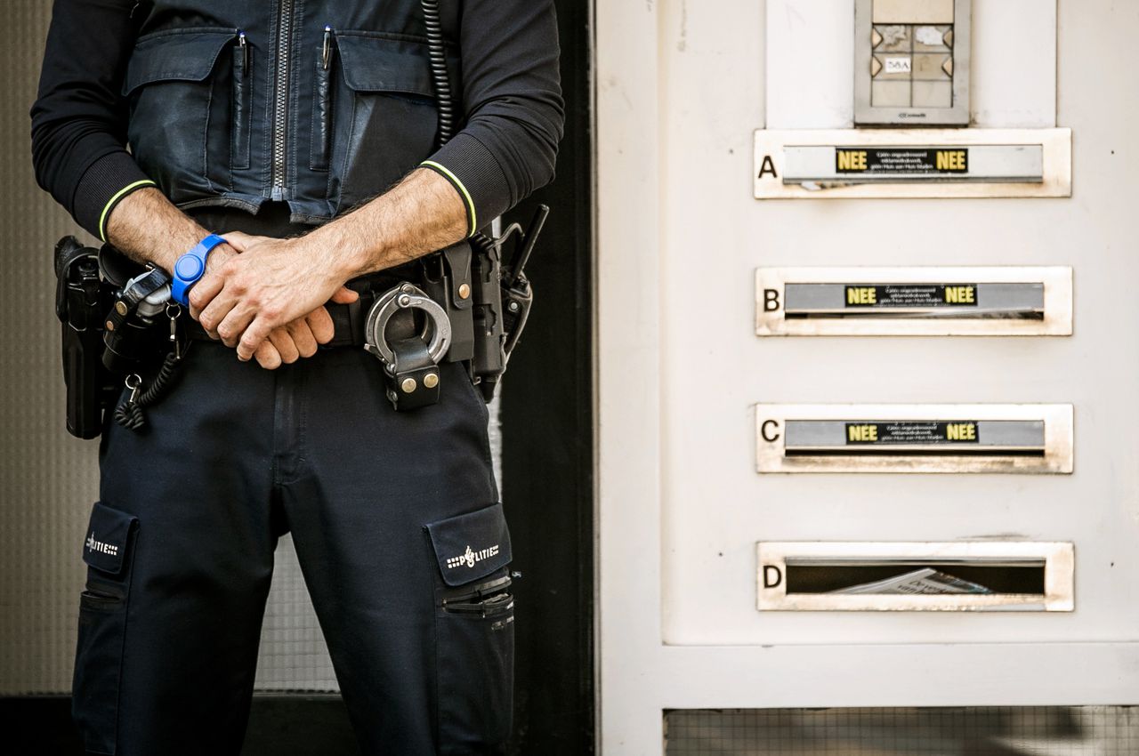 Politie bij de woning van Thijs H. in Den Haag