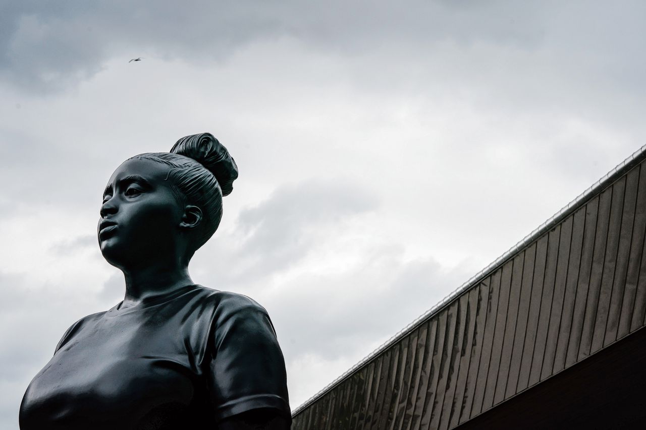 Het standbeeld Moments Contained van Thomas J Price op het Rotterdamse Stationsplein.