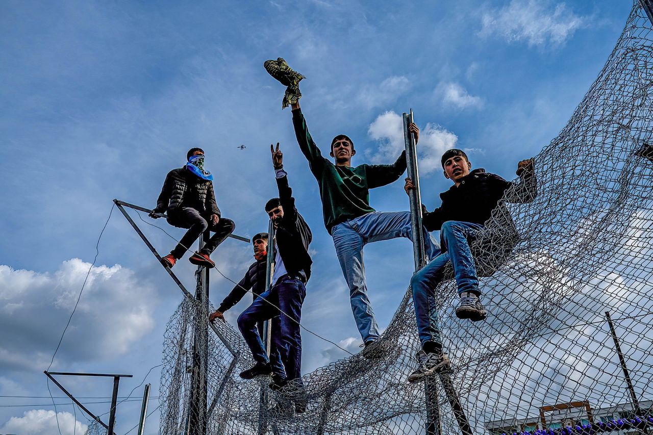 Koerdische jongeren in Diyarbakir in het zuidoosten van Turkije bij een opstootje met de politie.