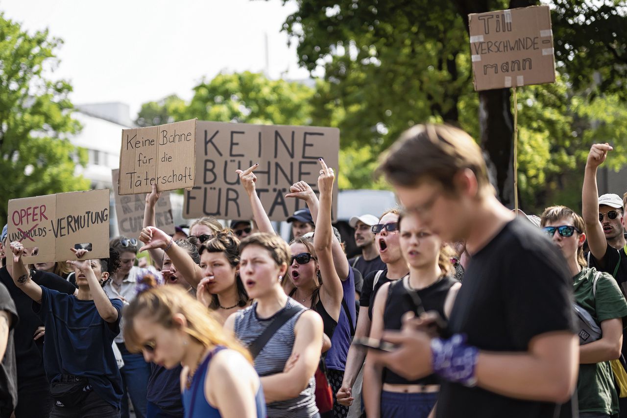 Protest tegen Rammstein voorafgaand aan een concert in het Zwitserse Bern.